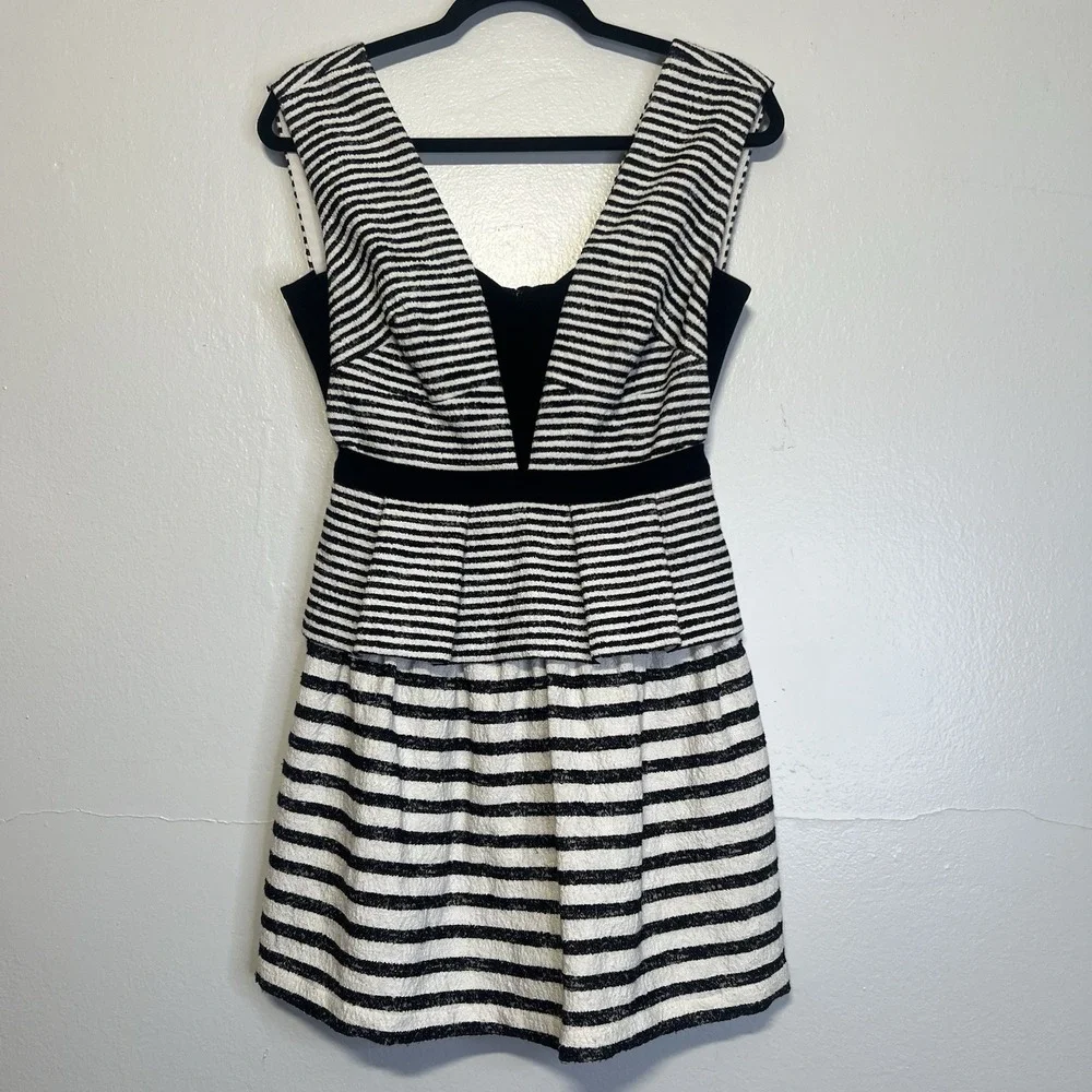 BCBGMAXAZRIA Piper V-Neck Peplum Mini Dress Deep‎ Back  Sz 4 Festival Striped